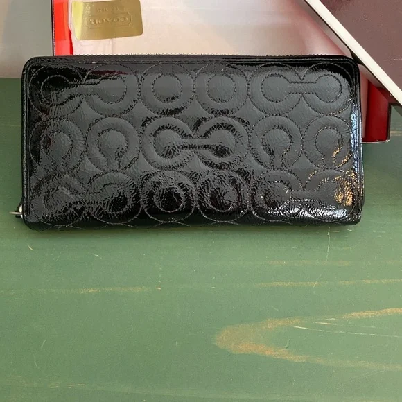 Coach Black Embossed Wallet retails $120 like new - Picture 3 of 9